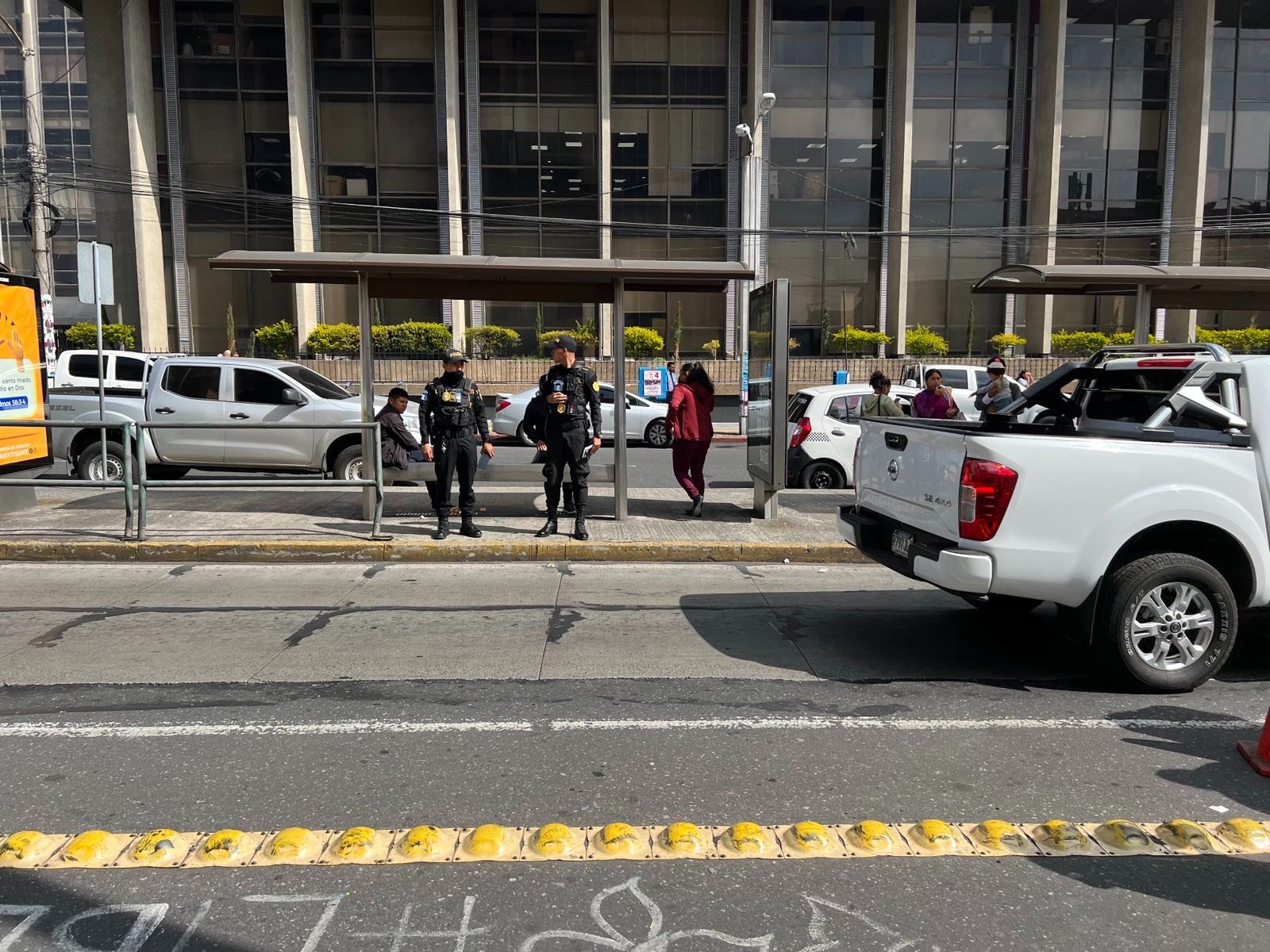  Agentes de la Policía Nacional Civil vigilando la misa en nombre de Virginia Laparra. Fotografía: Cortesía 
