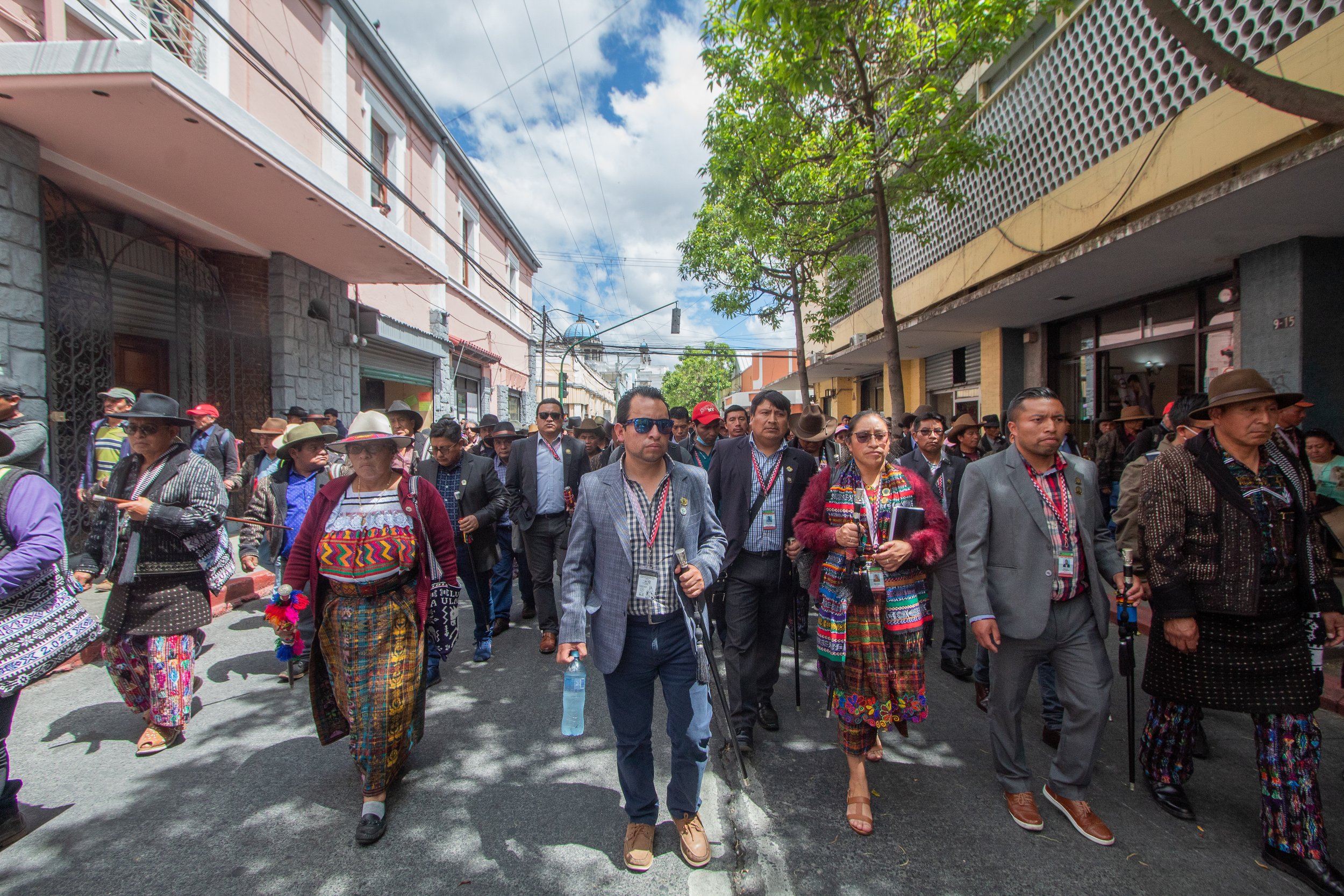  Autoridades indígenas de Totonicapán, Quiché y Sololá se movilizaban al Congreso de la República para exigir el veto de una ley promovida por la Superintendencia de Administración Tributaria (SAT) ya que les afectaba la economía de sus departamentos. Ciudad de Guatemala, 26 de marzo de 2023. Foto de Juan Rosales 