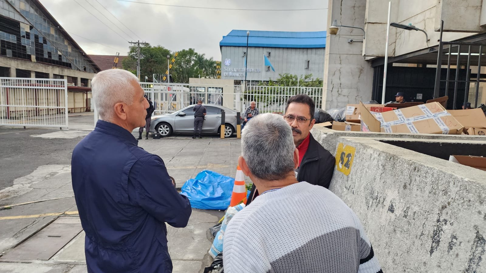  Gilberto Jordán, de chumpa azul, vivió un tiempo en EE.UU. desde donde fue deportado. Foto Regina Pérez 