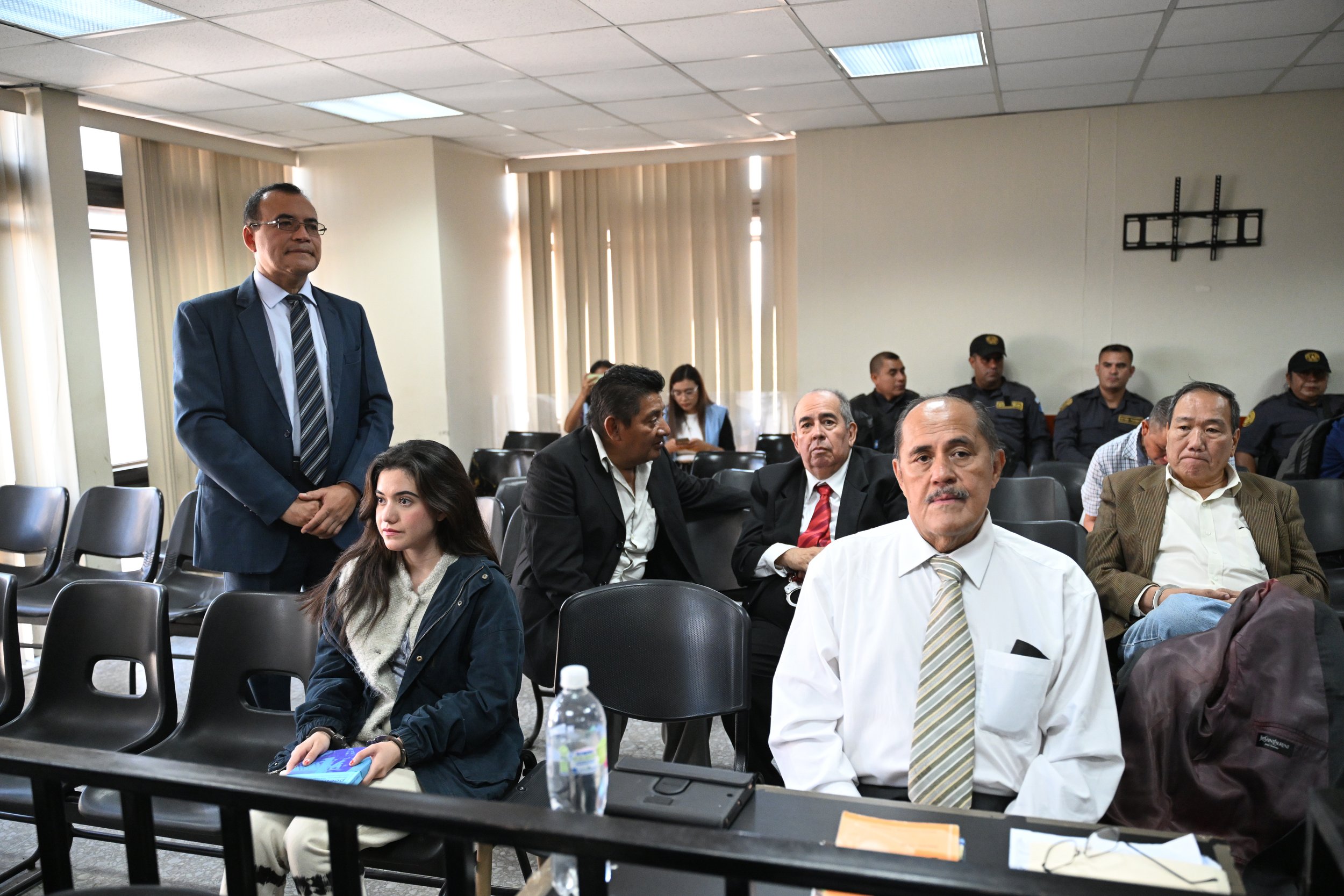  Acusados por el caso denominado “Toma de la Usac: Botín Político” esperan a que se reanude la audiencia de primera declaración. Torre de Tribunales, ciudad de Guatemala, 22 noviembre de 2023. Foto de Prensa Comunitaria 