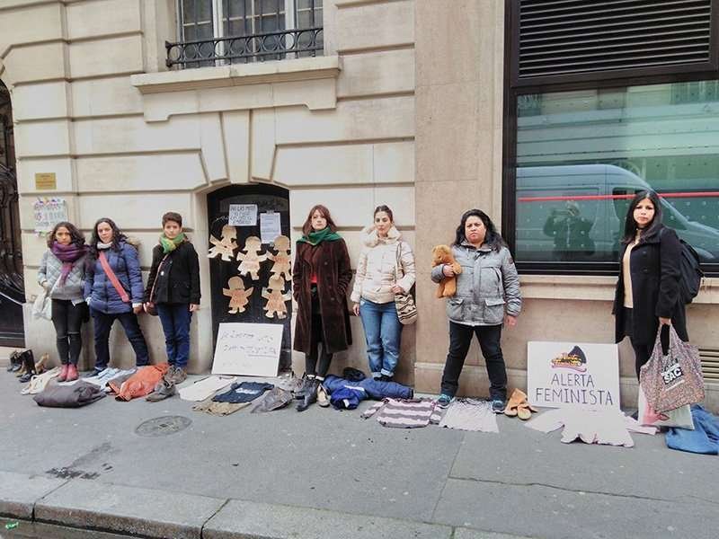  Manifestación por las 41 niñas quemada vivas, frente a la Embajada de Guatemala en Francia. Colectivo Alerta Feminista. Foto: Sabrina Blazygo 