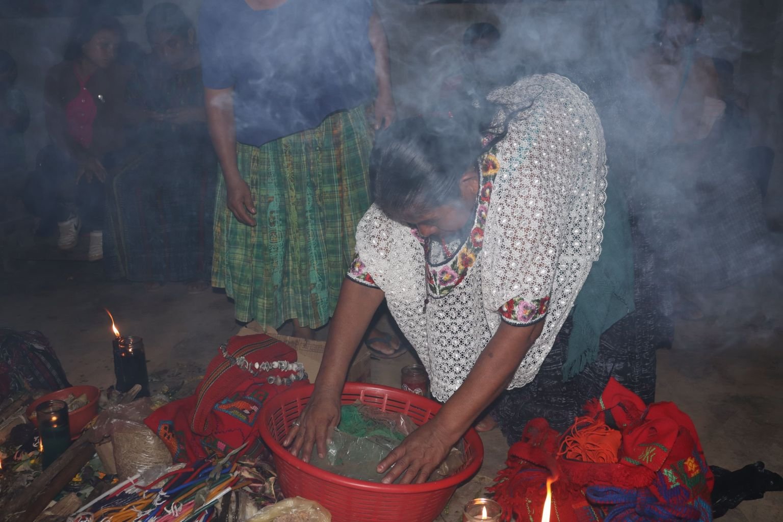  María Maquín ofrenda el perraje de su abuela Mama Maquín durante la ceremonia maya. Juan Bautista Xol 