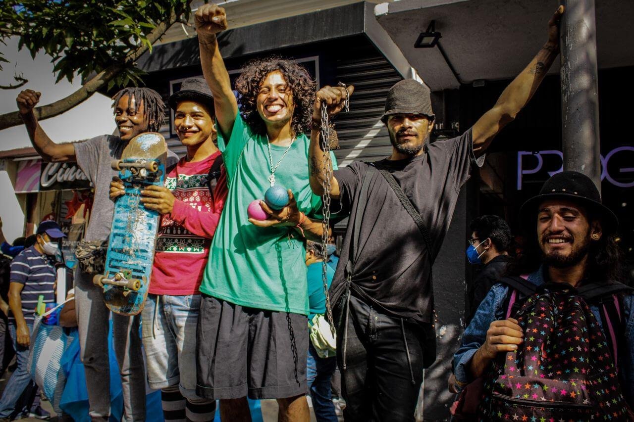  Douglas Cuellar, detenido por la PNC el 28 de noviembre, junto con artistas viendo y celebrando el paso de la manifestación estudiantil por la sexta avenida. Foto: Jovanna García 