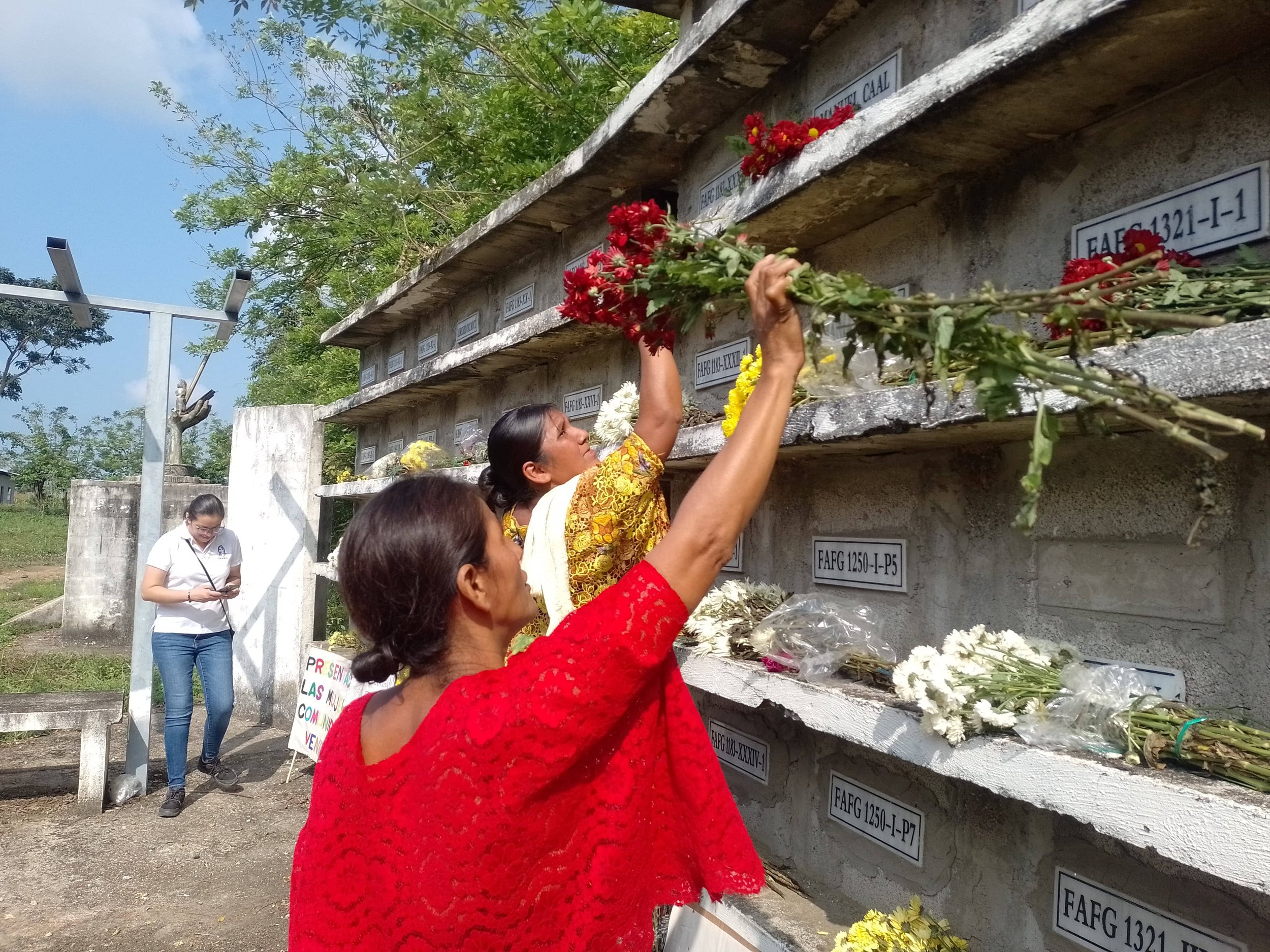  Mujeres colocan flores en el mausoleo donde están las osamentas de personas que murieron a causa del conflicto armado. Foto de Juan Bautista Xol 