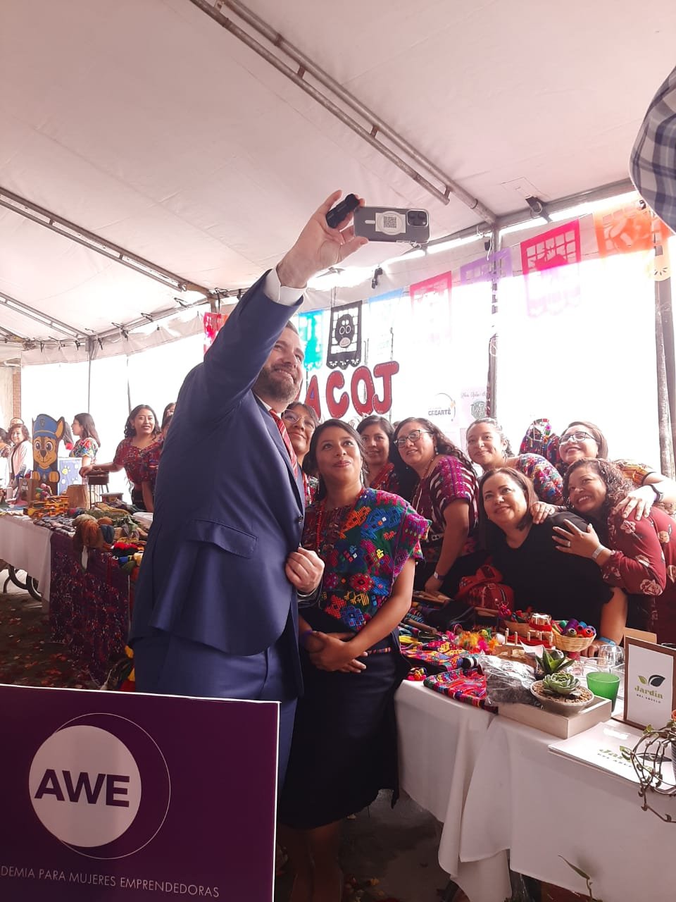  El embajador Tobin Bradley se toma una foto con empresarias de Huehuetenango. Foto: Jasmin López. 