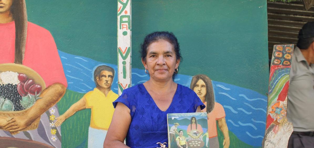 Créditos: Felisa Muralles sostiene con orgullo su libro en el plantón de la resistencia de La Puya. Foto de Derik Mazariegos