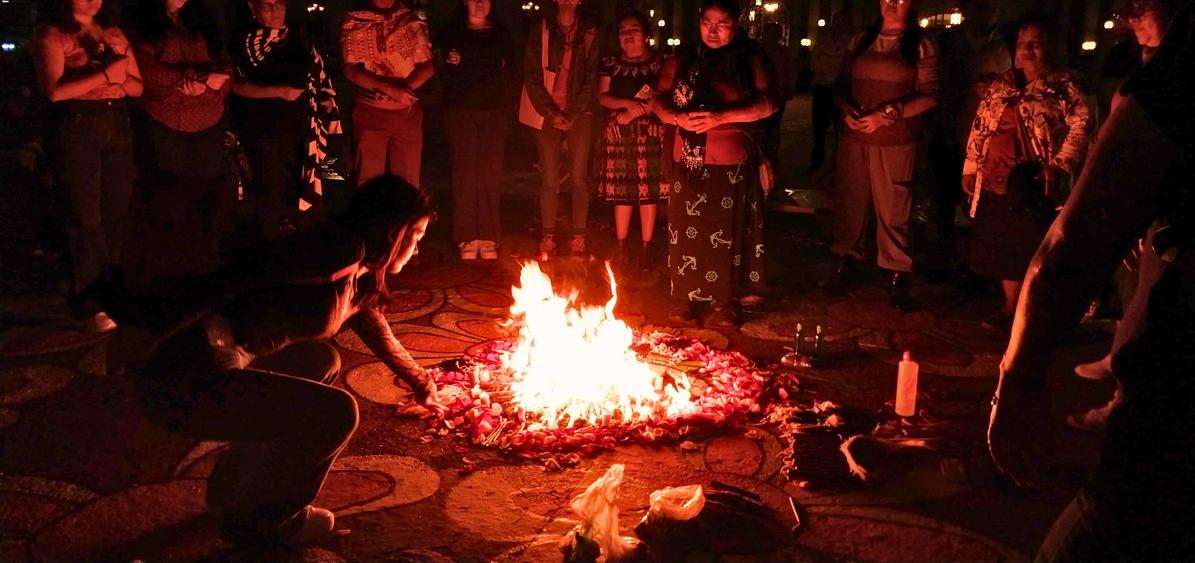 En la Plaza de las Niñas se realizó una vigilia para recordar la memoria de las 56 niñas víctimas del incendio. Foto Jasmin López.