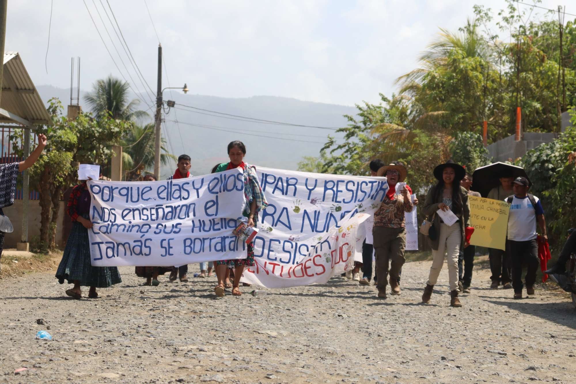  Jóvenes acompañan la caminata para recordar la masacre. Foto Juan Bautista Xol. 