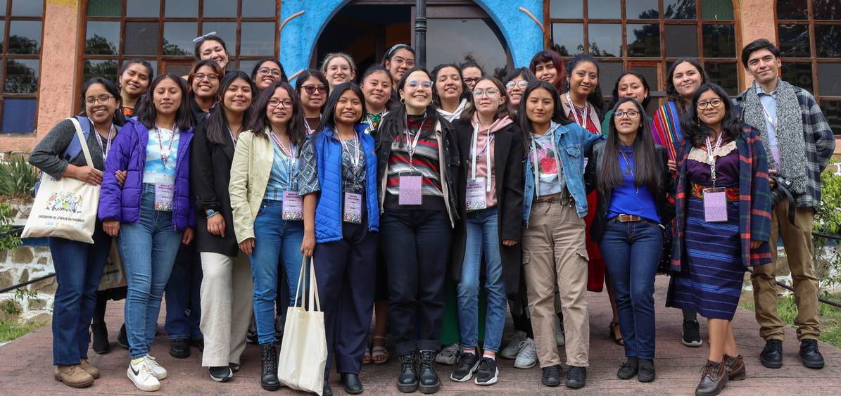 Descripción: Mujeres jóvenes organizadas en el encuentro de “Jóvenes Defensoras” de la Red Interuniversitaria contra la violencia y acoso sexual y de Visibles Guatemala. Fotografía: María José España