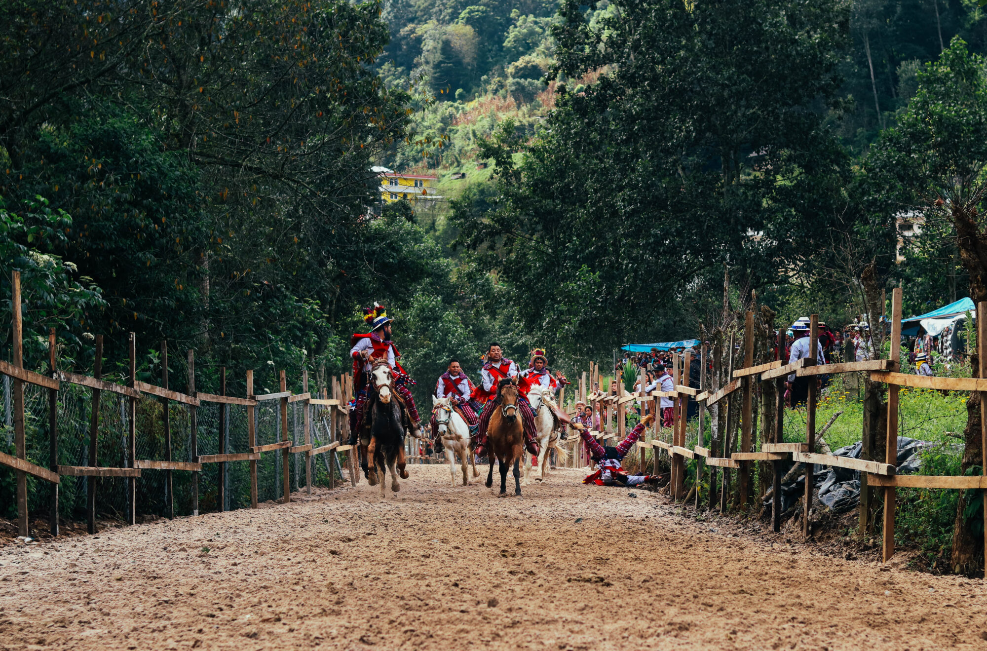 Inicia el Juego de Gallos con la presencia de locales y visitantes en Todos Santos Cuchumatán. Foto de Alex PV