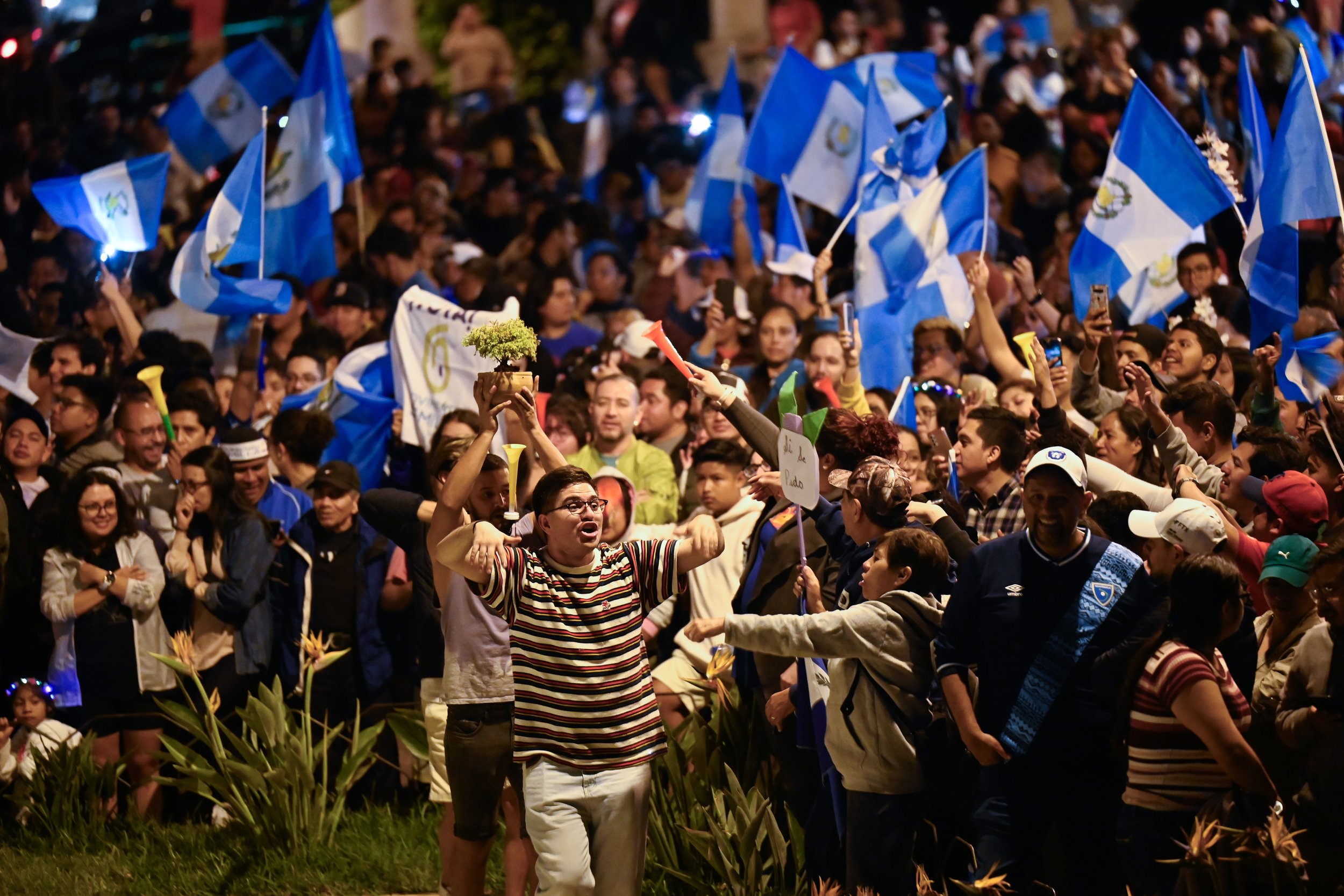  La población guatemalteca celebró en la Plaza Obelisco la victoria de Bernardo Arévalo y Karin Herrera en la segunda vuelta electoral. Ciudad de Guatemala, 20 de agosto de 2023. Foto de Prensa Comunitaria 