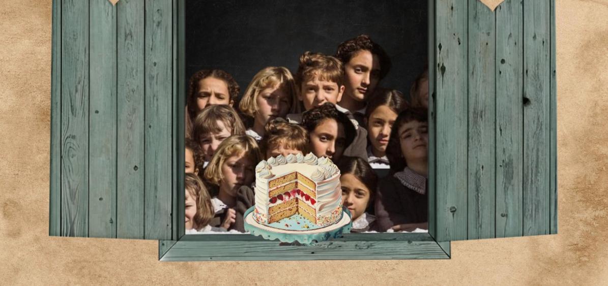 En una ventana abierta se ve un pastel al que le falta una rebanada; desde adentro, varias niñas observan con curiosidad el pastel.