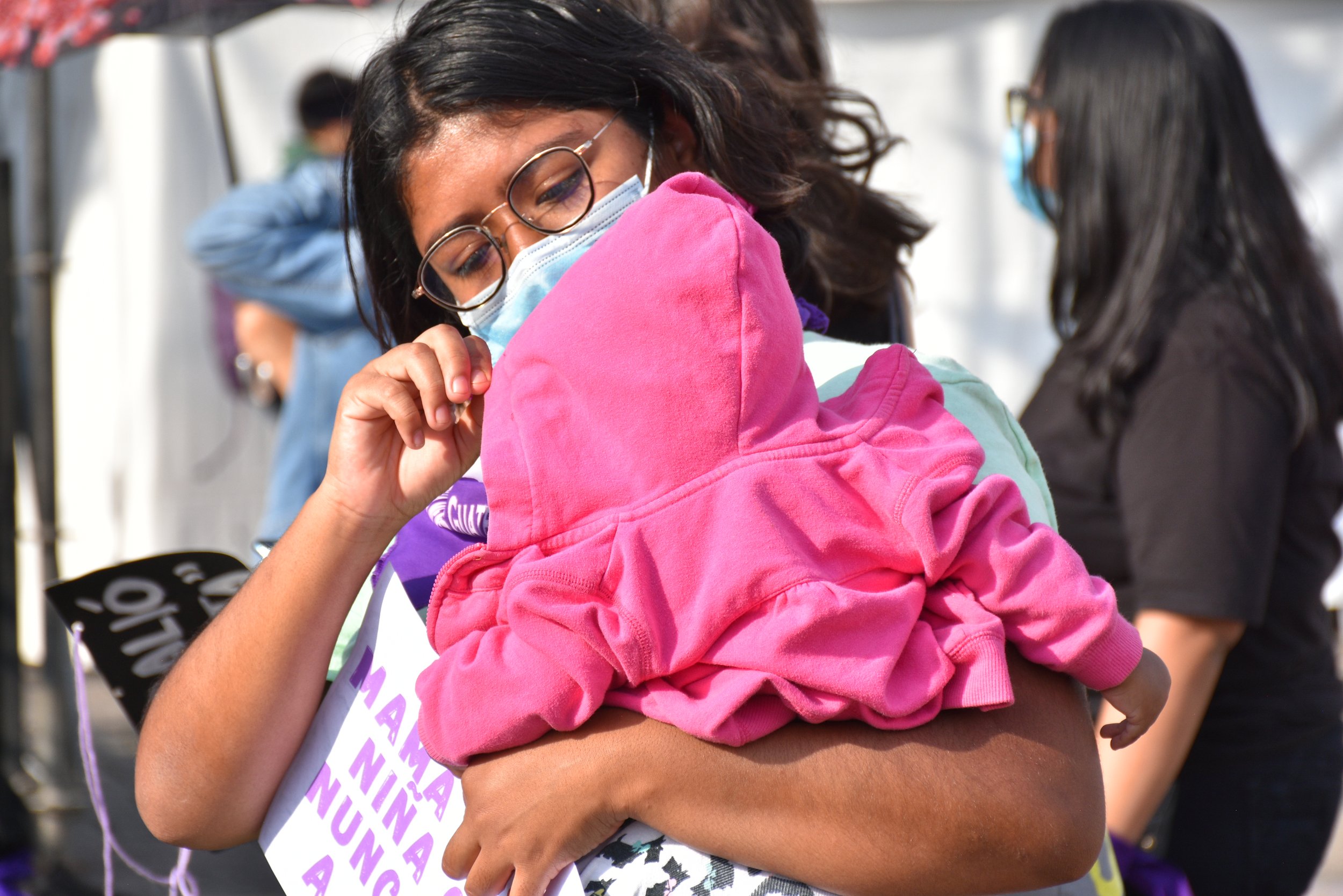  Madre sostiene a su bebé durante el Festival Vivas Nos Queremos en la Plaza de las Niñas. Fotografía: Karen Lara 