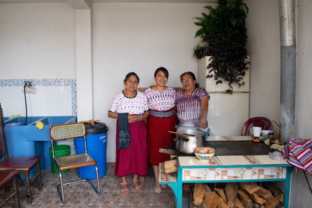  Marlene junto a sus abuelas Bárbara y Florencia. Foto: Karen Lara. 