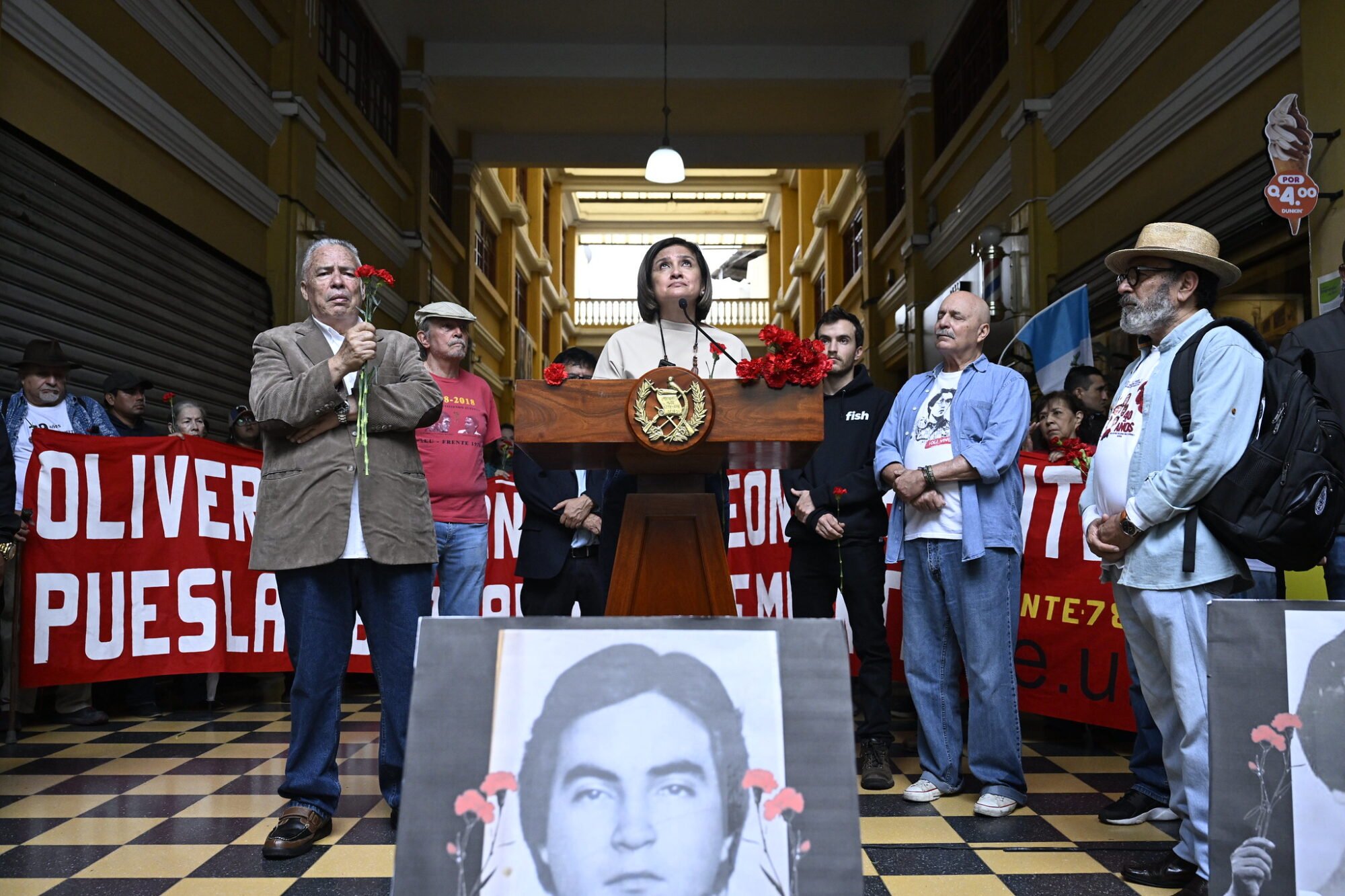  Vicepresidenta Karin Herrera ratifica disculpas a la familia de Oliverio Castañeda y a la comunidad sancarlista. Foto del Gobierno de Guatemala 