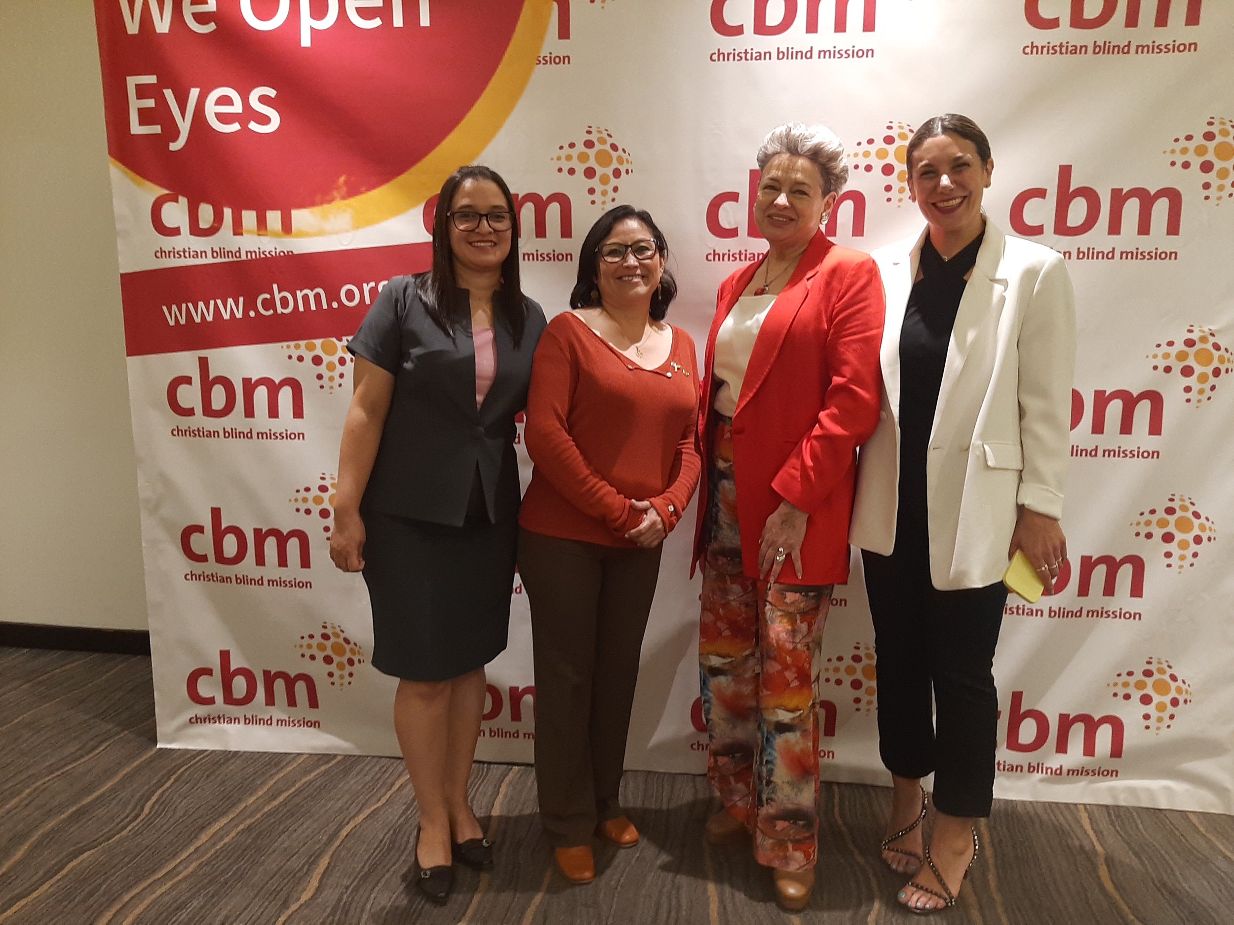  Lourdes Guerra, de la Asociación Rompiendo Límites; la diputada Brenda Mejía; la primera dama, Lucrecia Peinado y Juliana Turquía, directora de CBM Guatemala. Foto: Jasmin López. 