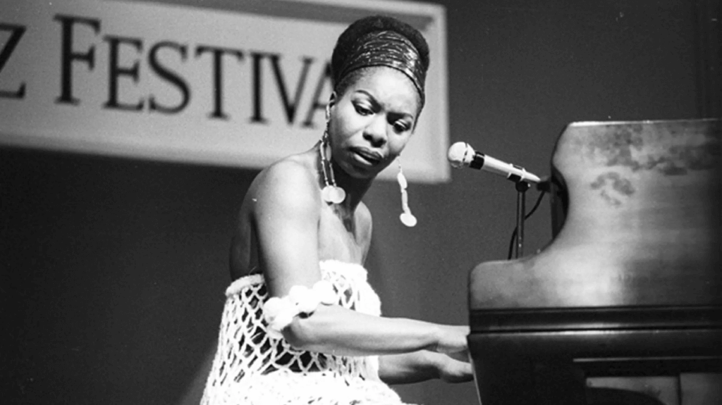  Nina Simone tocando el piano. 