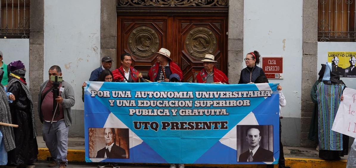 Créditos: La Unión de Trabajadores de Quetzaltenango participa en la marcha por el Día de la Revolución. Foto de Juan Esteban Calderón