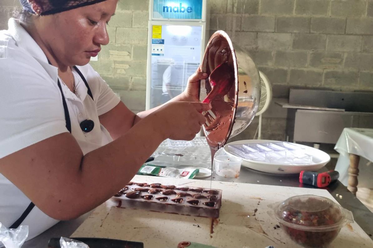 Carmen Quixán Pérez durante la preparación de chocolates en la FICCI R.L. Foto Joel Pérez