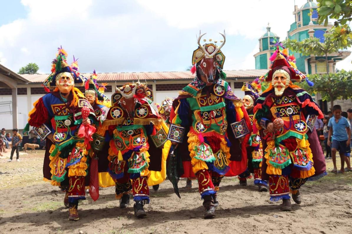 Jóvenes de Chichipate danzan el Baile del Venado.