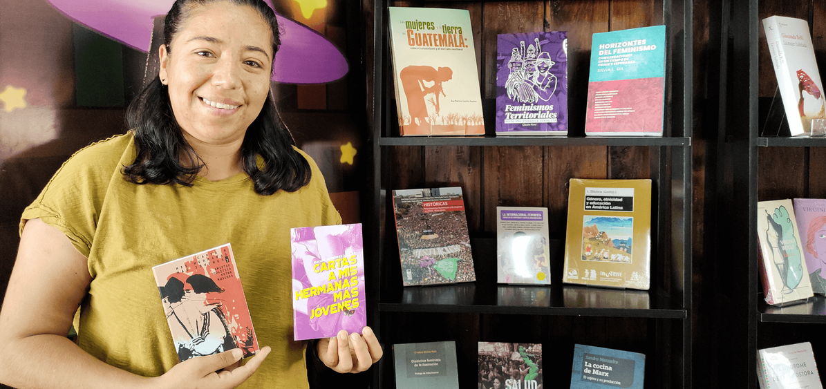 Foto: Michelle de León, fundadora y coordinadora de ventas, sostiene dos de los libros Cartas a mis hermanas más jóvenes, de la autora Raquel Gutiérrez.  crédito: Andina Ayala