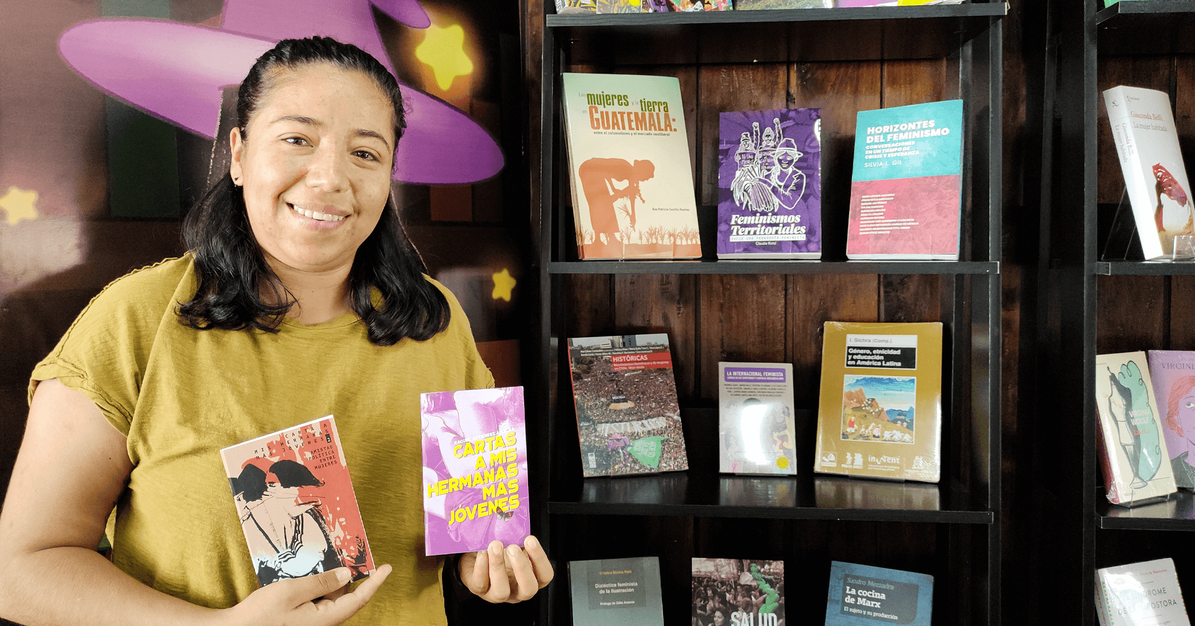 Foto: Michelle de León, fundadora y coordinadora de ventas, sostiene dos de los libros Cartas a mis hermanas más jóvenes, de la autora Raquel Gutiérrez.  crédito: Andina Ayala