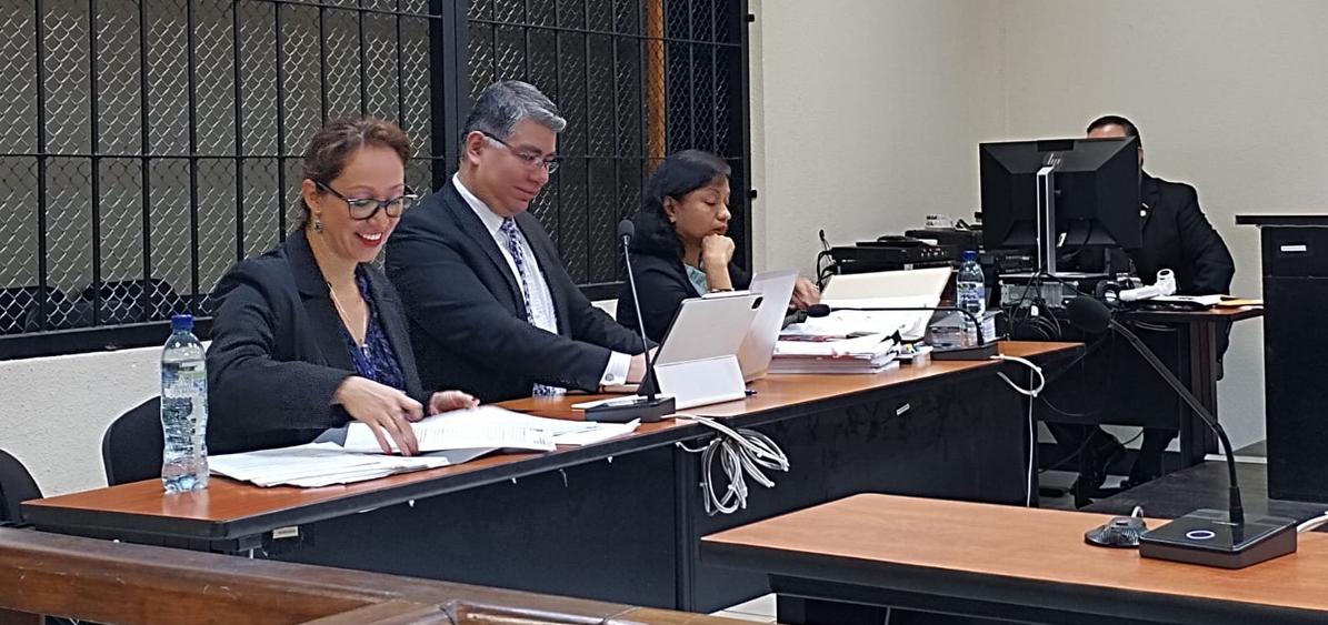 Virginia Laparra escribe y revisa documentos mientras se reproduce el audio de la audiencia del 4 de julio de 2017 Foto: Mirna Alvarado 