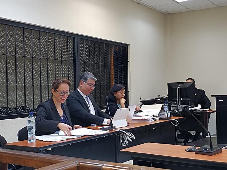 Virginia Laparra escribe y revisa documentos mientras se reproduce el audio de la audiencia del 4 de julio de 2017 Foto: Mirna Alvarado 