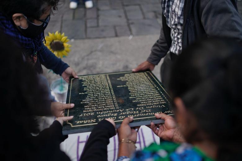Familiares de las víctimas colocaron una lápida con los nombres de las 41 niñas fallecidas en el “Hogar Seguro” Virgen de la Asunción. Foto: Nathalie Quan.