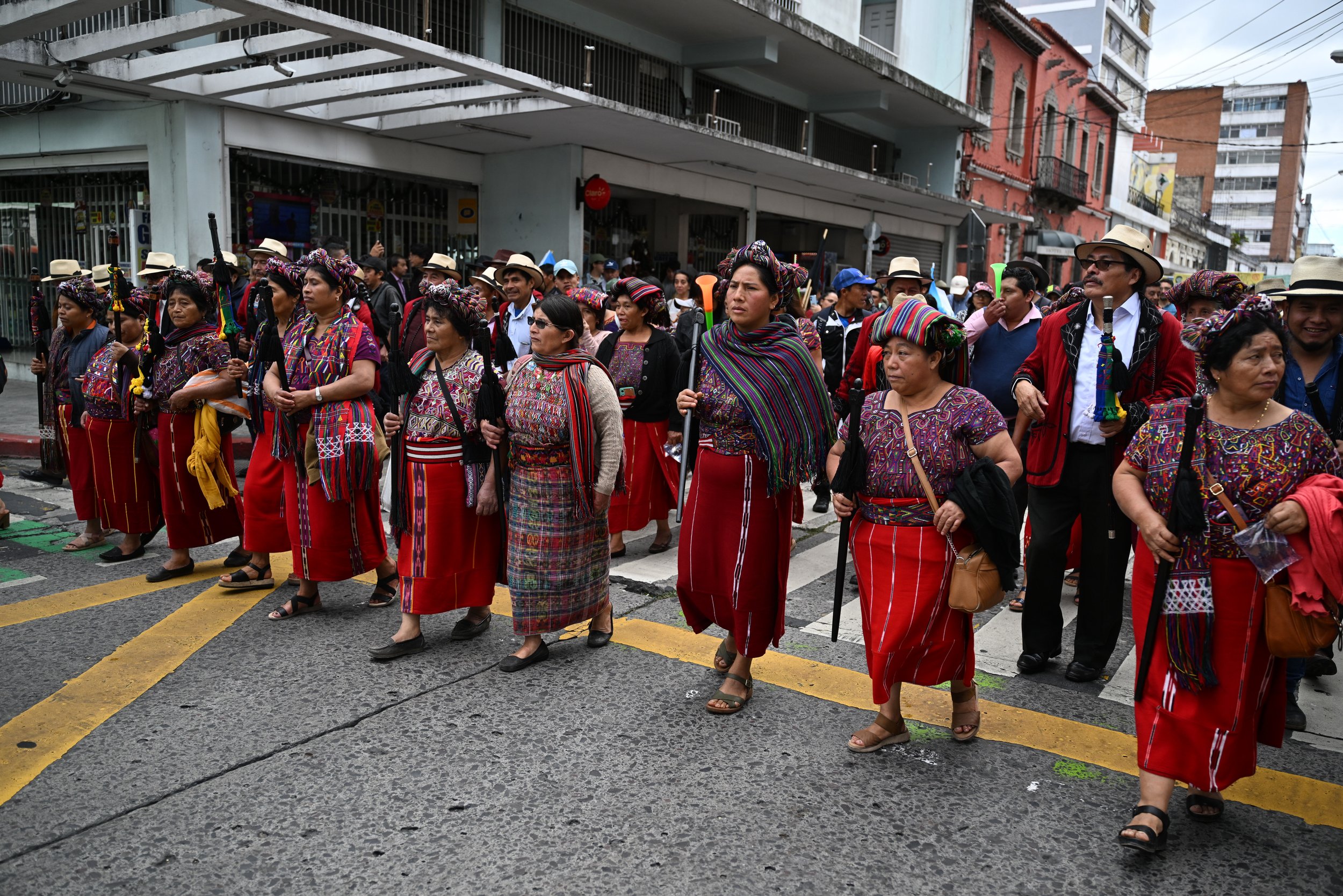  Mujeres del pueblo Ixil participan en la “Marcha por la Democracia” para exigir la renuncia de Consuelo Porras y Rafael Curruchiche, acusados de generar una crisis electoral en Guatemala. Ciudad de Guatemala, 7 de diciembre de 2023. Foto de Prensa Comunitaria 