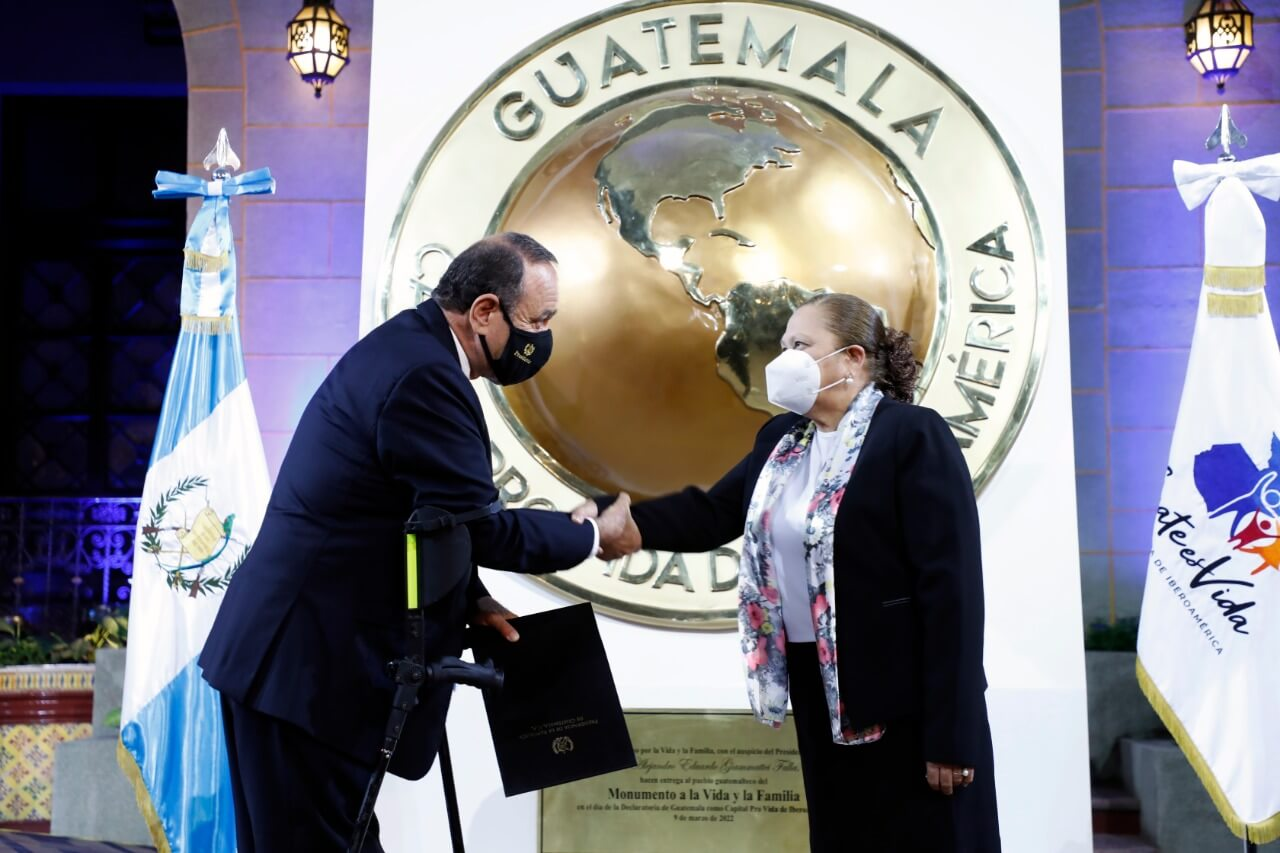  Presidente Alejandro Giammattei da la mano a Consuelo Porras en acto de nombramiento como fiscal general. Foto: Internet. 