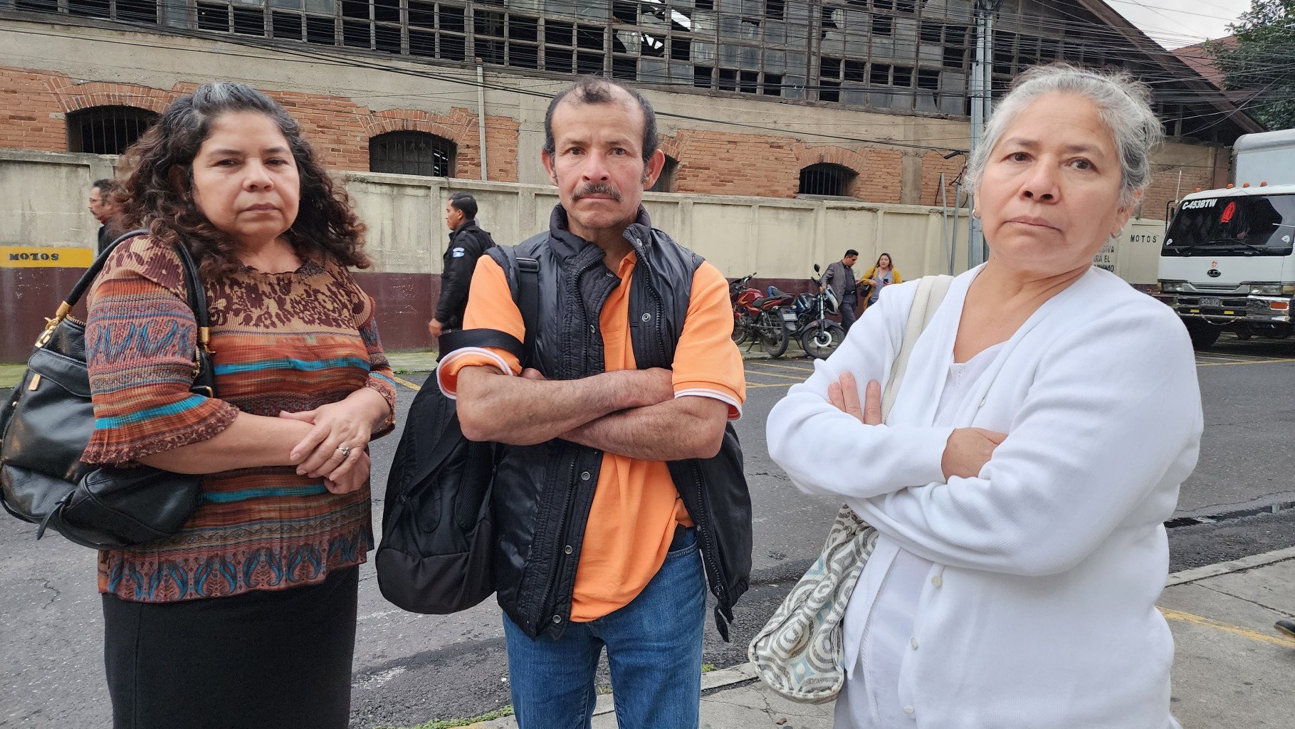  Sandra Gómez, su hermano Raúl y su hermana María mostraron su decepción por la sentencia del Tribunal. Foto Regina Pérez 