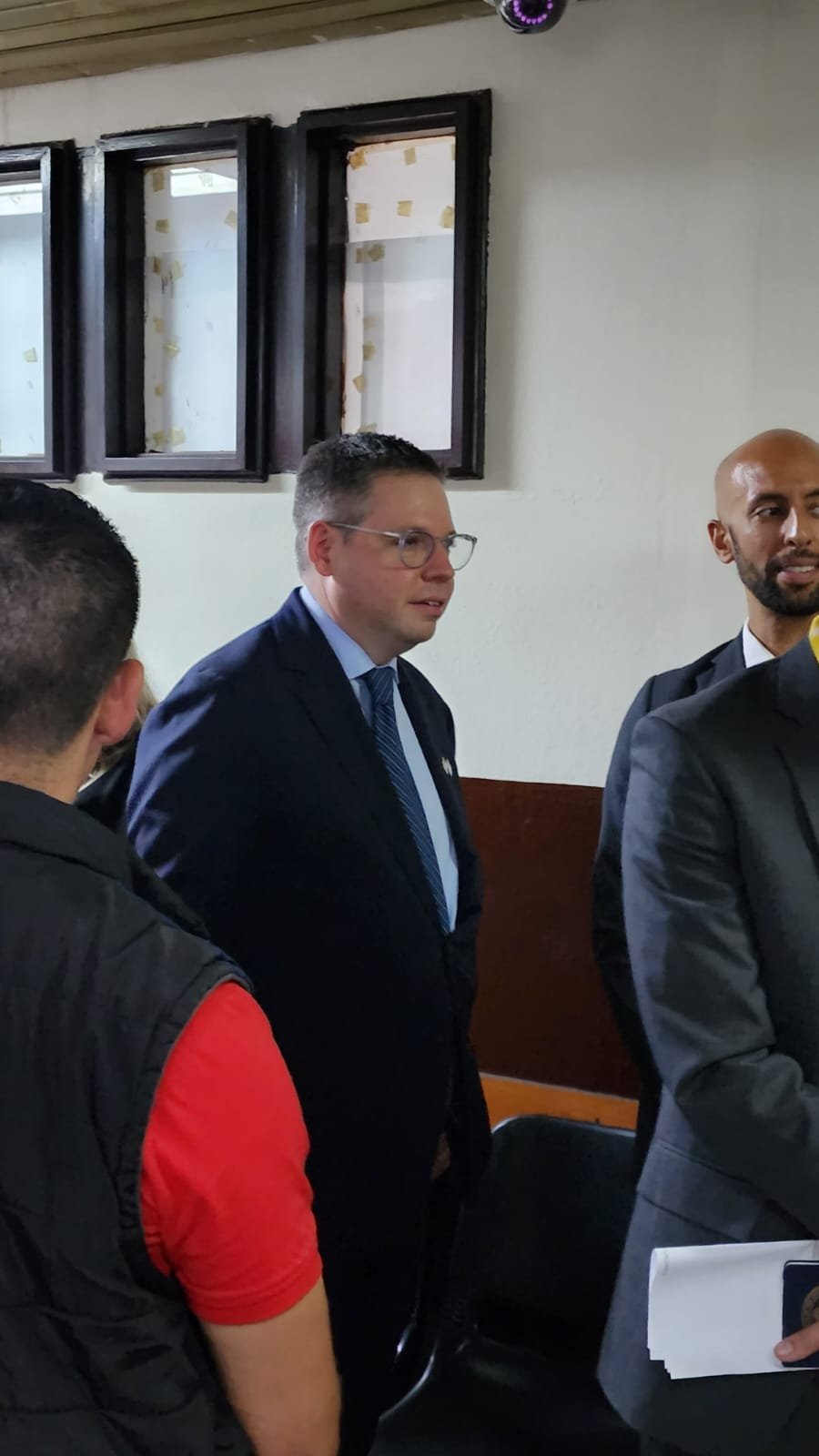  El subsecretario adjunto para Centroamérica del Departamento de Estado acudió a Tribunales para manifestarle su solidaridad a la abogada González. Foto Regina Pérez 