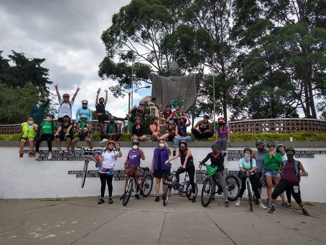  “Vamos sin miedo”, fue el mensaje de una jovena en un rol de Chicas al Pedal en la Ciudad de Guatemala. Foto: Cristina Ruano. 
