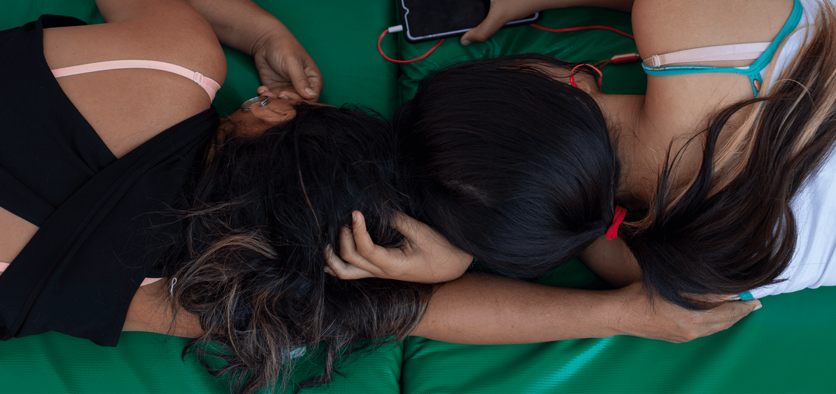 Dos mujeres migrantes centroamericanas descansan al mediodía en los pasillos del albergue Hospitalidad y Solidaridad A.C., localizado en la carretera a Puerto Madera, Tapachula. Foto/ Lissette Lemus)