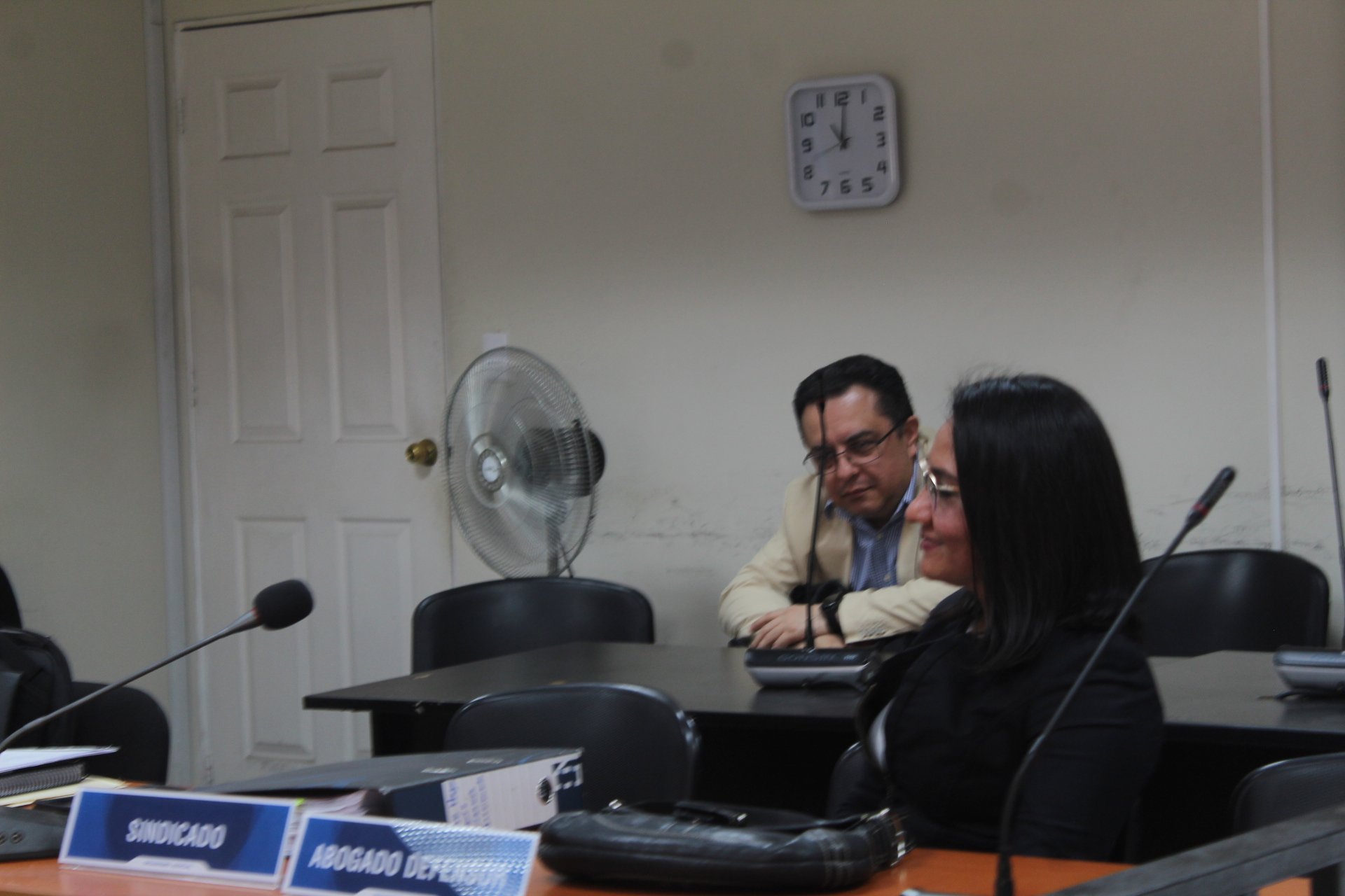  Lucinda Marroquín habla con un representante de la PGN después de la audiencia. Foto: Simón Antonio. 