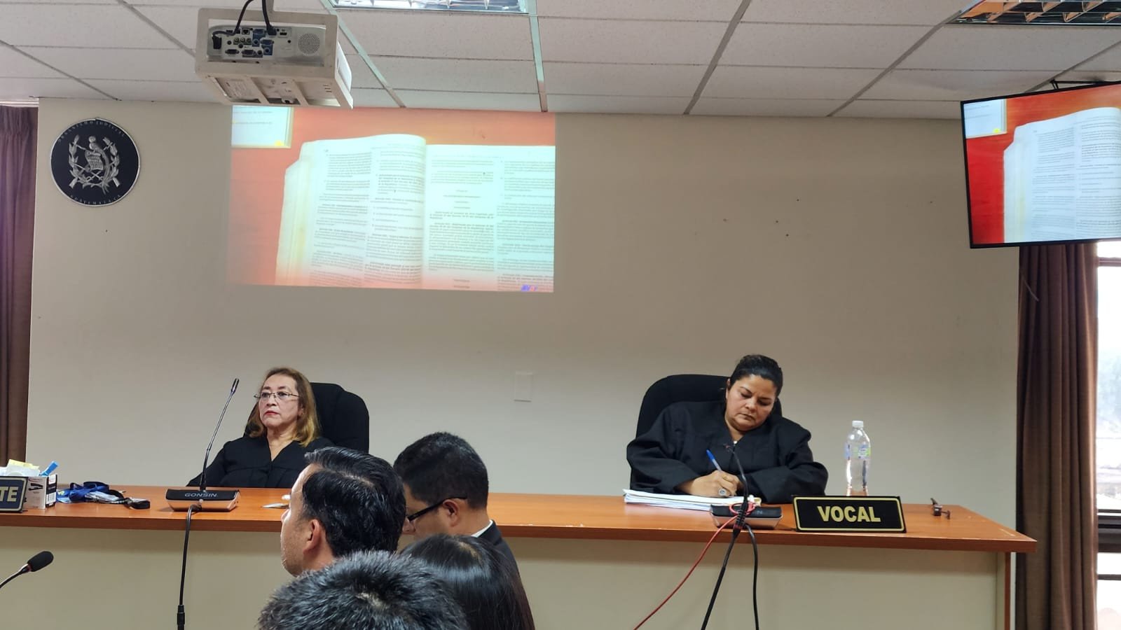  Las juezas Abelina Cruz Toscano y Alida Mariluz Valenzuela conforman el Tribunal de Mayor Riesgo E. Foto Regina Pérez 