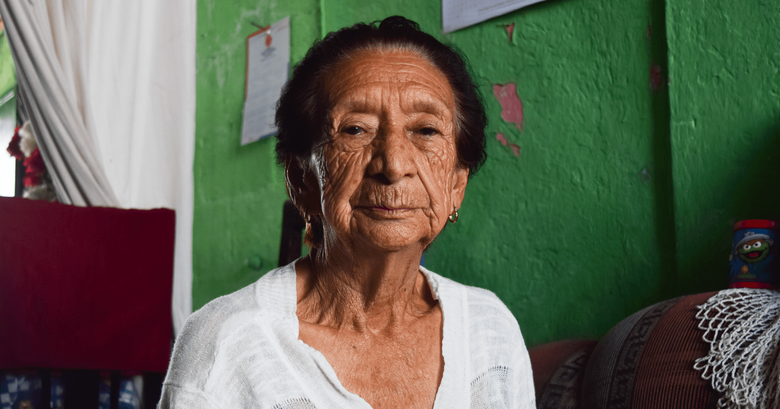 Mamá Nico en su hogar contando sus historias. Foto: Angie Ross