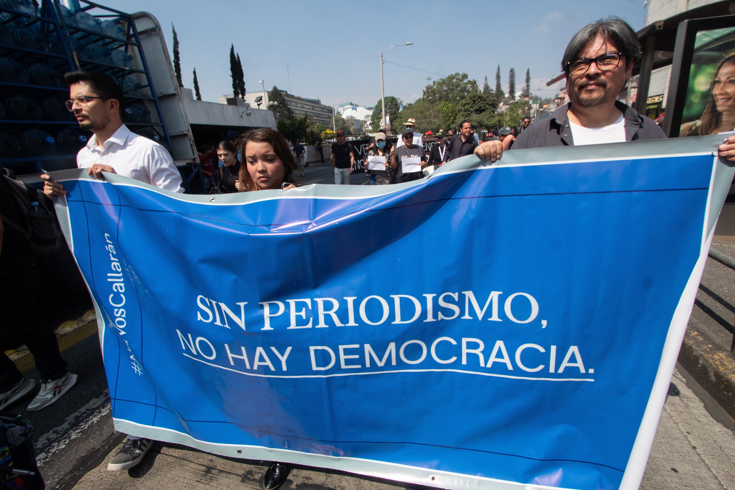  Periodistas de diferentes medios de comunicación se movilizaron frente al Palacio de Justicia para exigir el cese a la criminalización por parte del gobierno del expresidente Alejando Giammattei y pedir por la liberación del periodista Jose Rubén Zamora, quien actualmente goza de libertad condicional. Ciudad de Guatemala, 4 marzo de 2023. Foto de Juan Rosales 