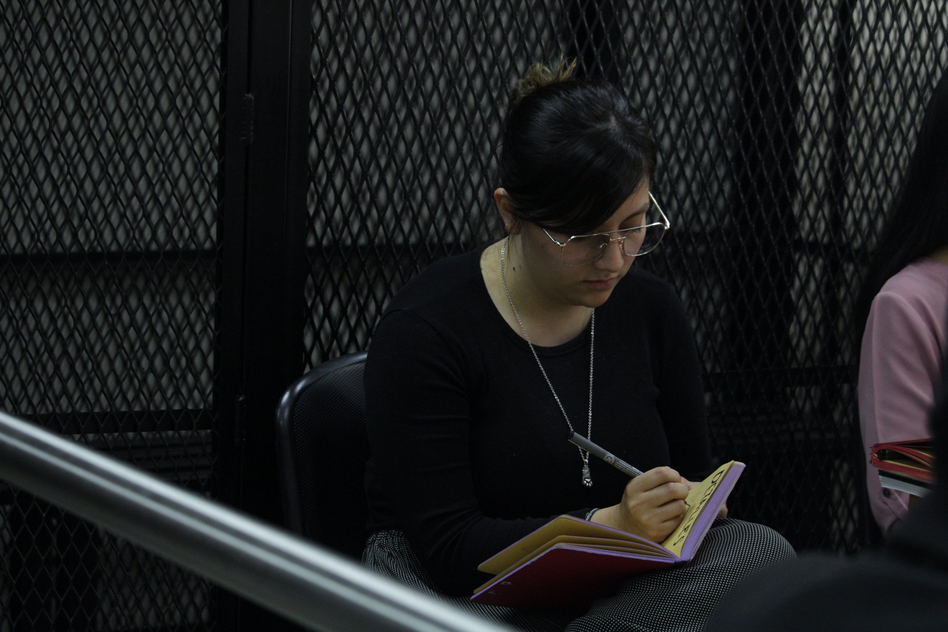  Dulce toma nota en uno de sus cuadernos. / Fotografía: Kristhal Figueroa 