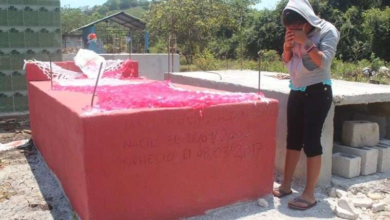  Nury frente a la tumba de Iris. Meses después Nury también fue asesinada junto a su mamá Gloria. Foto Rigoberto Escobar / Prensa Libre 