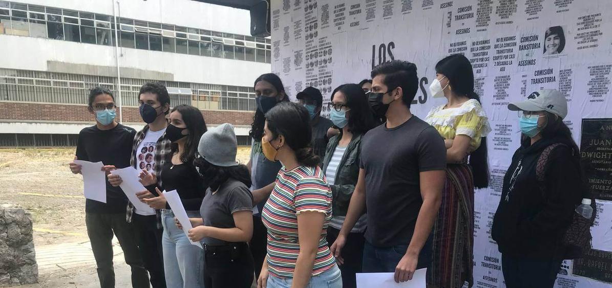 Fotografía: Andrea Rodríguez Con un empapelado en la fachada de la sede de la Asociación de Estudiantes Universitarios (AEU), Oliverio Castañeda de León, como acción simbólica de recuperación del espacio físico, los integrantes de dicha Asociación defendieron este lunes la decisión tomada de borrar un dibujo de la figura del líder estudiantil asesinado el 20 de octubre de 1978, señalando que este fue pintado por la Comisión Transitoria, conformada por personas con antecedentes criminales. La medida de la AEU generó diversas críticas en su contra en redes sociales, por lo que en una rueda de prensa los integrantes de la Asociación defendieron la decisión de borrar dicho mural, realizado por la Comisión Transitoria que cooptó dicha Asociación por casi dos décadas.