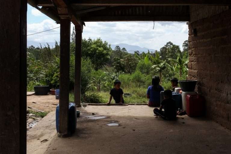  Tres hermanos y un sobrino de Rosa juegan en la casa de abobe en Joyabaj. 