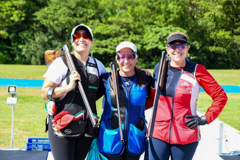 Adriana Ruano al centro con la victoria en la final ante sus rivales.